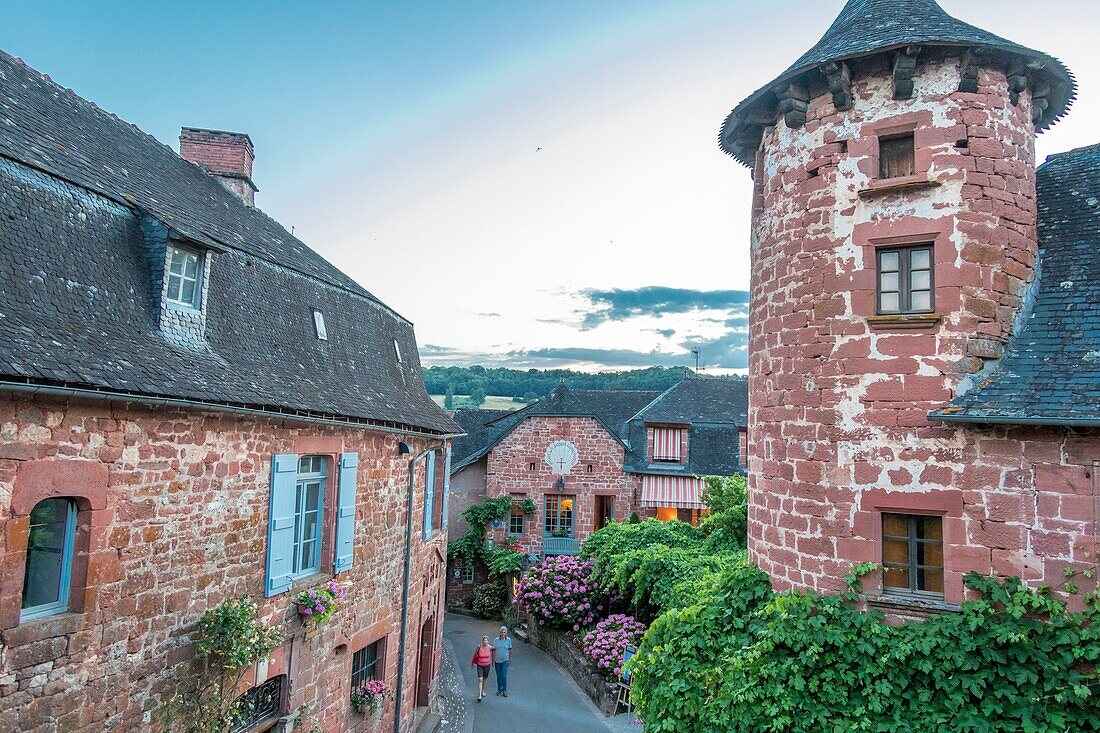 Frankreich, Correze, Dordogne-Tal, Collonges la Rouge, "Les Plus Beaux Villages de France" (Die schönsten Dörfer Frankreichs), Dorf aus rotem Sandstein