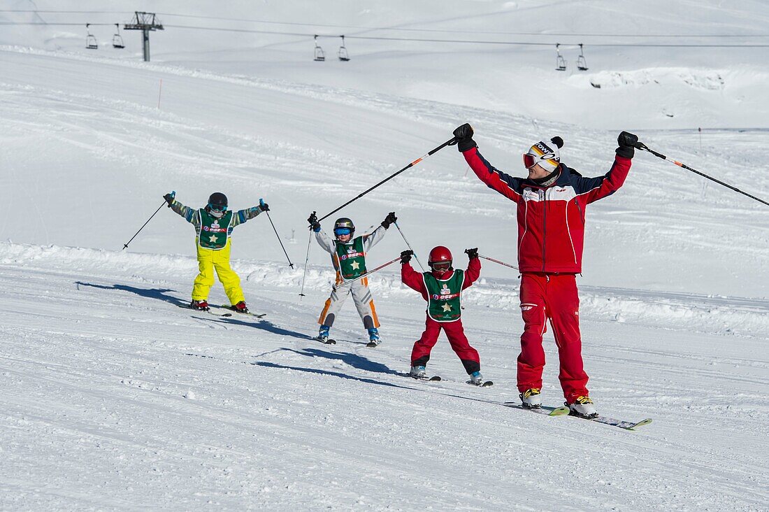 France, Haute Savoie, Massif of the Mont Blanc, the Contamines Montjoie, the children in the course of ski with instructor ESF on the ski area