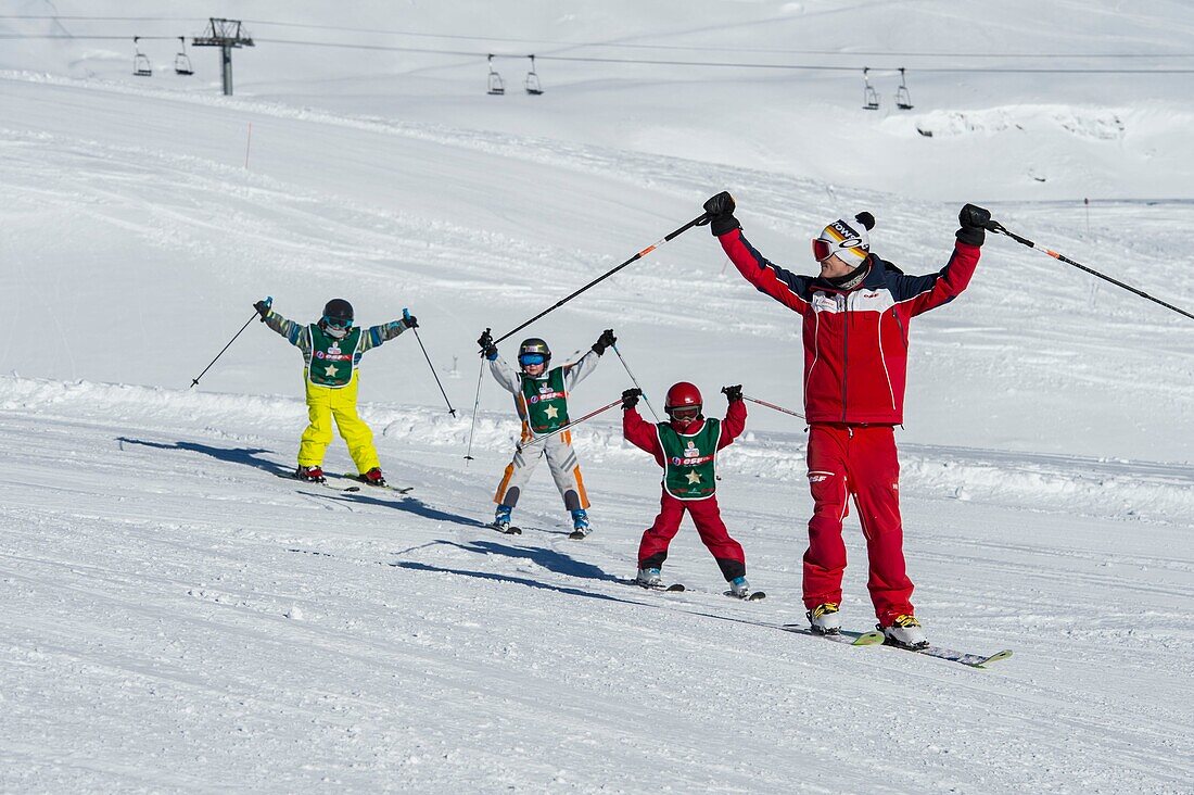 Frankreich, Haute Savoie, Massiv des Mont Blanc, die Contamines Montjoie, die Kinder im Skikurs mit Skilehrer ESF auf dem Skigebiet