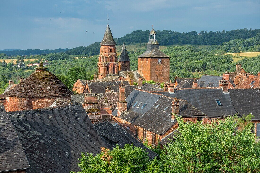 Frankreich, Correze, Dordogne-Tal, Collonges la Rouge, bezeichnet als Les Plus Beaux Villages de France (Die schönsten Dörfer Frankreichs), Dorf aus rotem Sandstein, Glockenturm der Kirche Saint Pierre
