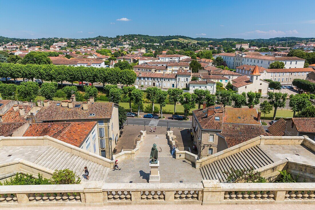 Frankreich, Gers, Auch, Stufe auf dem Weg nach Compostela, die Statue von D'Artagnan, am Fuß der Monumentaltreppe