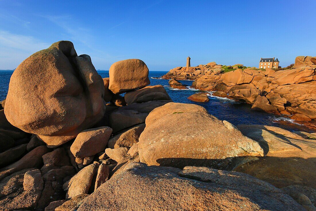 Frankreich, Cotes d'Armor, Cote de Granit Rose, Perros Guirec, auf dem Zollweg oder GR 34 Grande Randonnee, der Leuchtturm von Ploumanac'h oder der Leuchtturm von Mean Ruz bei Sonnenuntergang