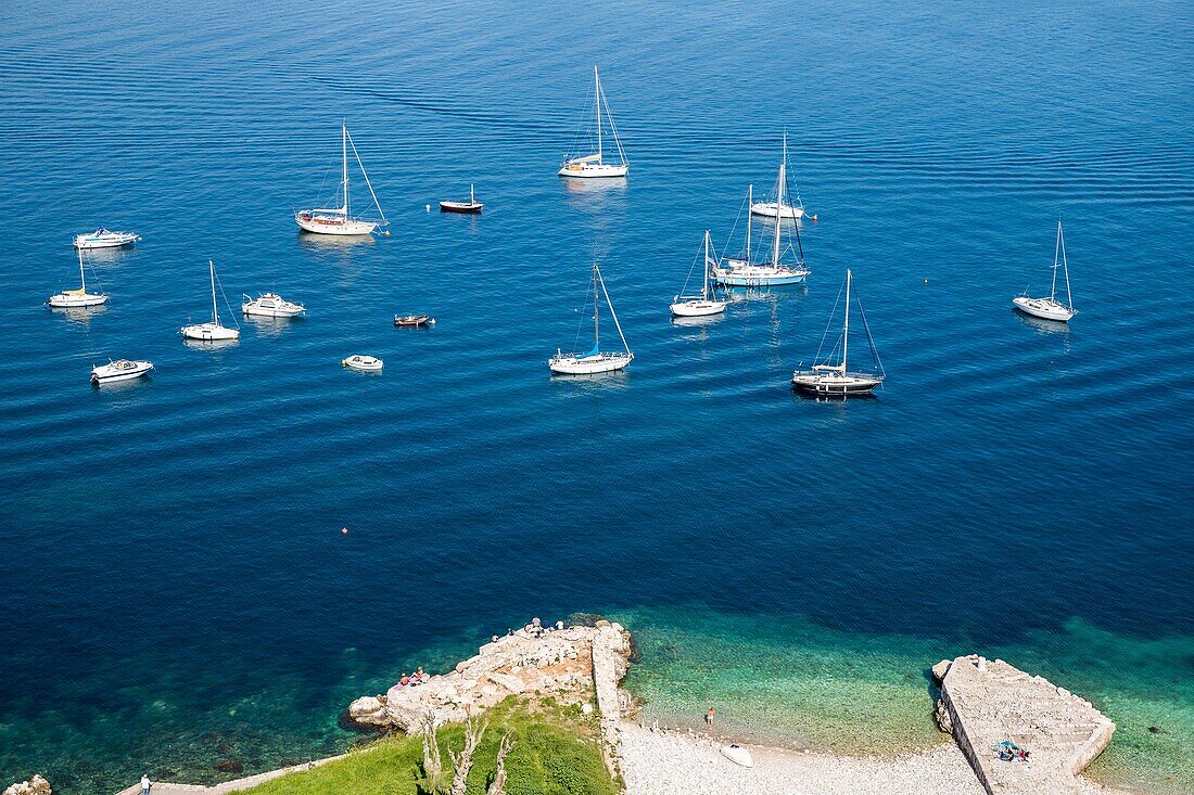 France, Alpes Maritimes, Villefranche sur Mer, yachts at anchor in the bay of Villefranche sur Mer