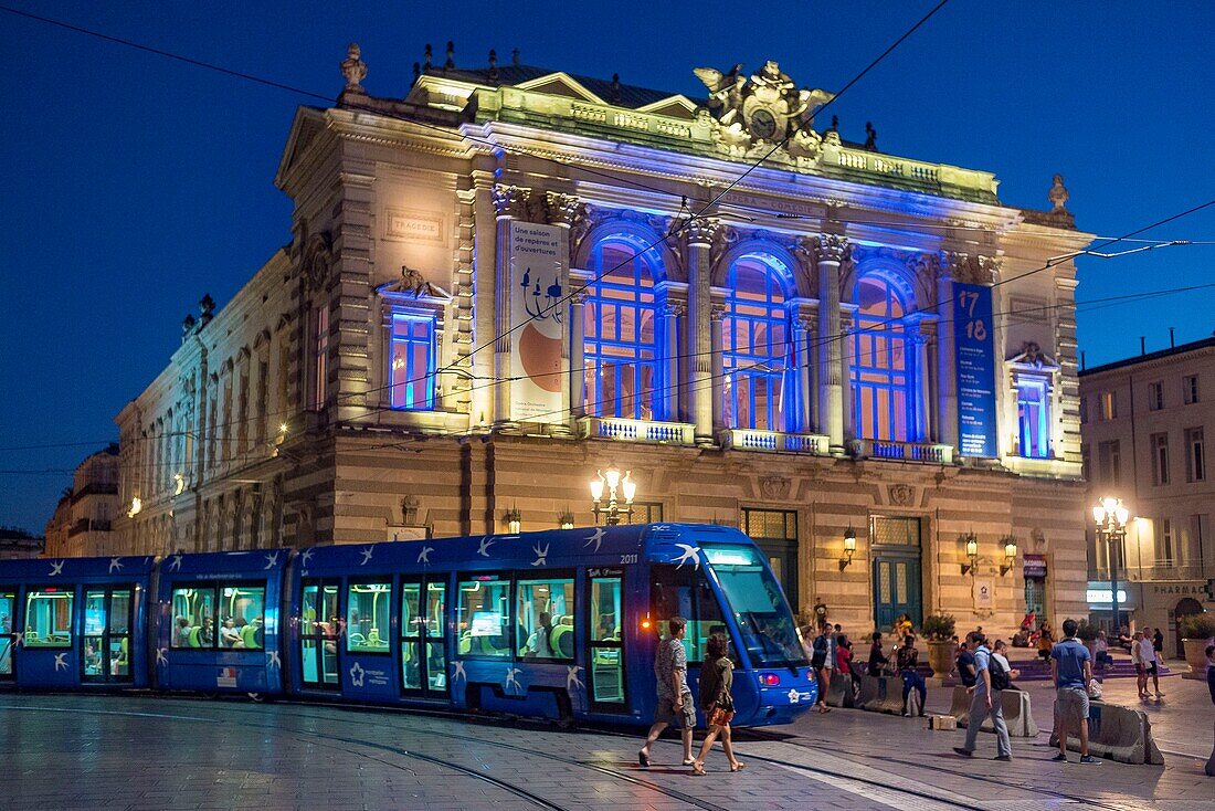 Frankreich, Herault, Montpellier, Comedie Place, Durchfahrt einer Straßenbahn vor einem Theater bei Nacht