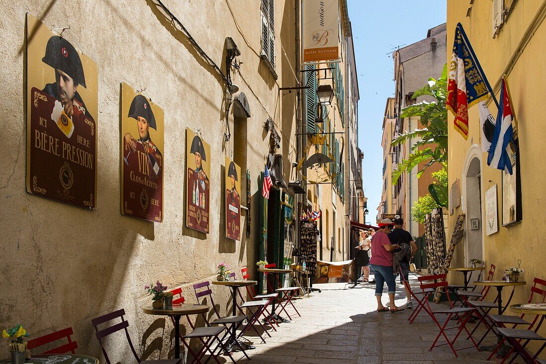 Frankreich, Corse du Sud, Ajaccio, in der Rue Saint Charles grenzt die Terrasse des Bistros la casa Bonaparte an das Nationalmuseum