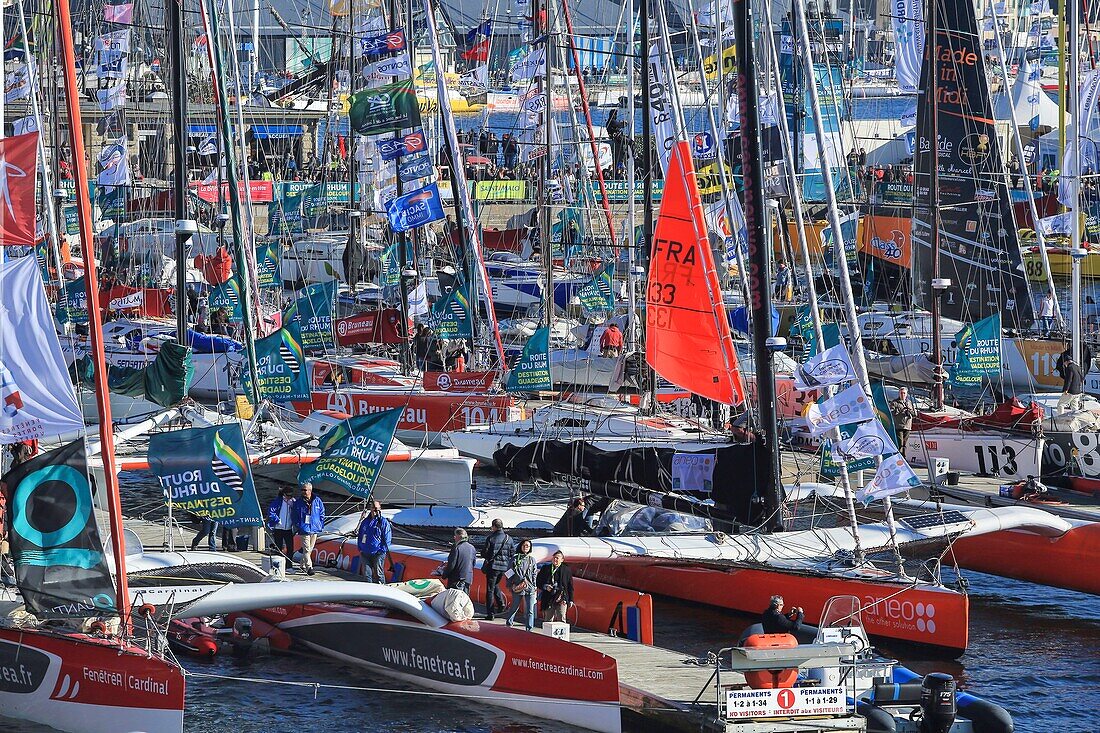 Frankreich, Ille et Vilaine, Cote d'Emeraude, Saint Malo, Segelboote im Hafen von Saint Malo vor dem Start der Route du Rhum 2014 angedockt