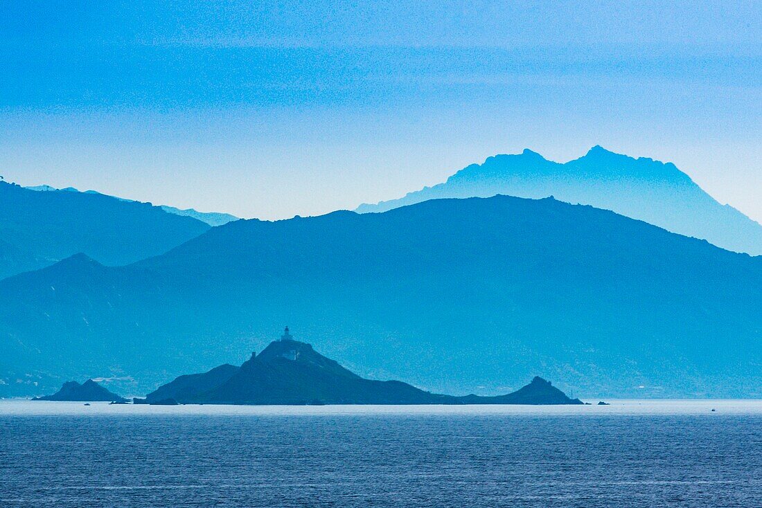 France, Corse du Sud, Ajaccio, les iles Sanguinaires vues du ferry en contrejour