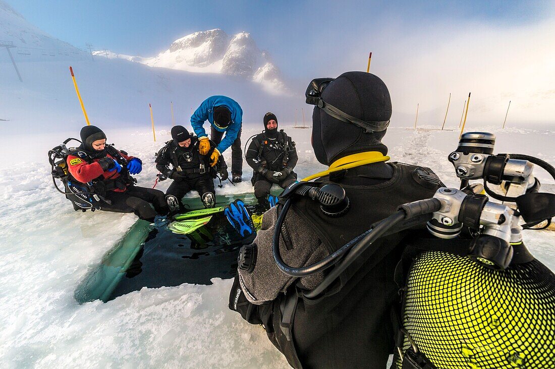 Frankreich, Isère (38), Belledonne, Chamrousse, Robert Lakes, ein Team von Tauchern ist dabei, unter das Eis zu tauchen - Dive Xtreme