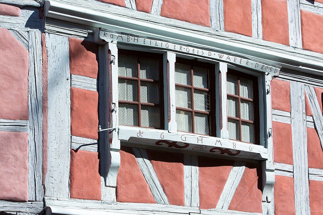 Frankreich, Haut Rhin, Route des Vins d'Alsace, Eguisheim mit der Aufschrift Les Plus Beaux Villages de France (Eines der schönsten Dörfer Frankreichs), Fassade eines traditionellen Hauses in der Straße Remparts