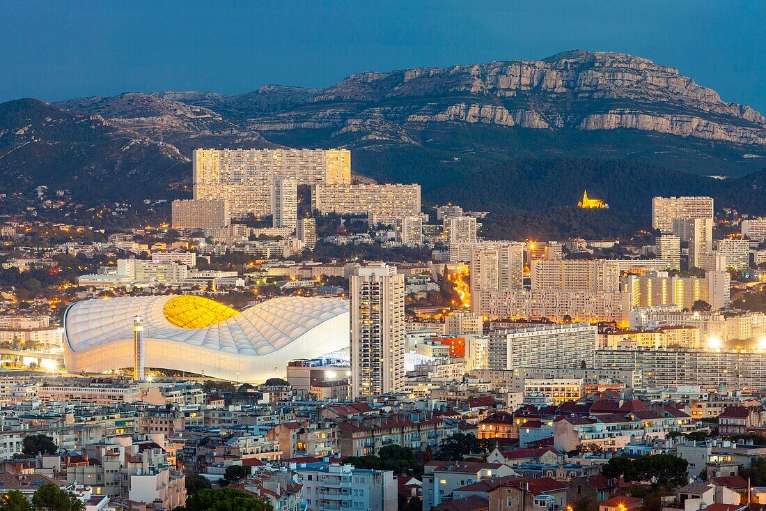 Frankreich, Bouches du Rhone, Marseille, das Velodrome-Stadion und der Stadtteil La Panouse, ein großer Komplex von 2.200 Häusern namens La Rouviere