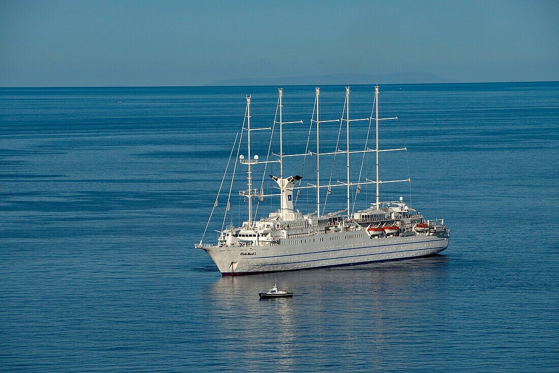 Frankreich, Corse du Sud, Bonifacio, das 4-Mast-Segelboot des Mittelmeer-Clubs ankert vor den Klippen