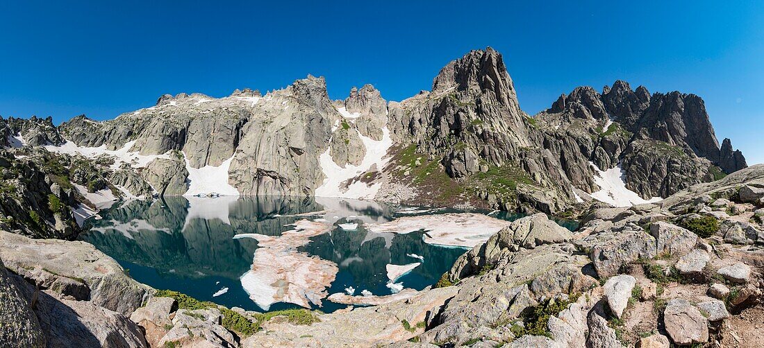 Frankreich, Haute Corse, Corte, Restonica-Tal, im Regionalen Naturpark, Panoramablick auf den Capitello-See mit den letzten Schnee- und Eisschollen und die Spitze der 7 Seen