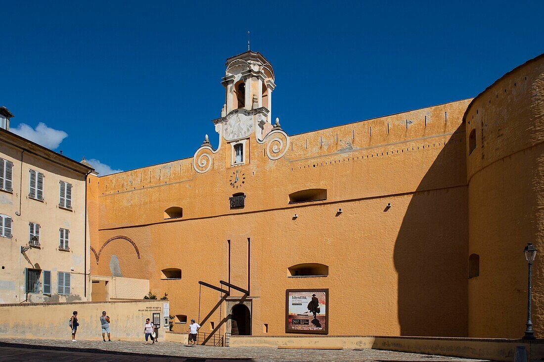 Frankreich, Haute Corse, Bastia, in der Zitadelle, der Kerkerplatz und die ockerfarbene Fassade des ehemaligen Gouverneurspalastes