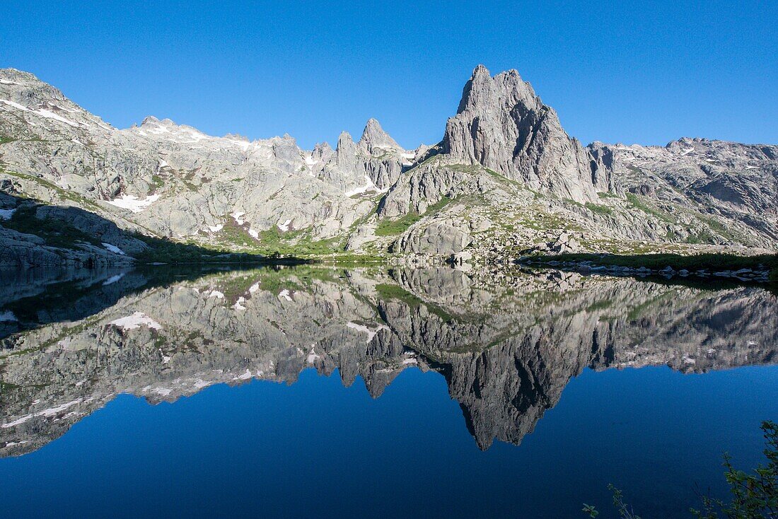 Frankreich, Haute Corse, Corte, Restonica-Tal, im Regionalen Naturpark Melo-See und von links nach rechts, die Gipfel der 7 Seen, Capitello und Lombardiccio