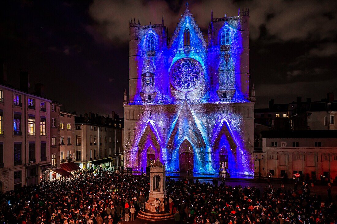 Frankreich, Rhone, Lyon, Stadtteil Vieux-Lyon, historische Stätte, die von der UNESCO zum Weltkulturerbe erklärt wurde, die Kathedrale von Lyon (Cathedrale Saint-Jean-Baptiste de Lyon) während der Fete des Lumieres (Lichtfest), Ausstellung Pigments De Lumière von Nuno Maya und Carole Purnelle