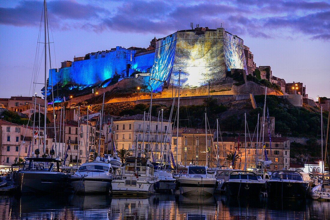 Frankreich, Corse du Sud, Bonifacio, Lichtspiel auf der Zitadelle und der Bastion von Etendard vom Yachthafen aus gesehen in der Abenddämmerung