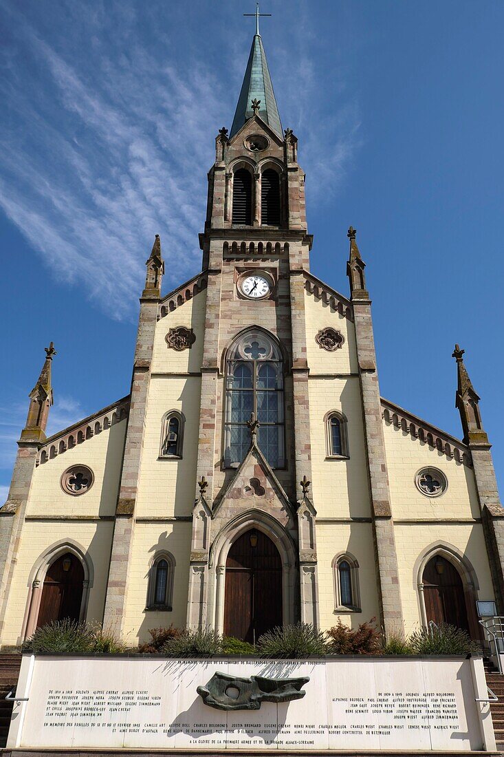 Frankreich, Haut Rhin, Ballersdorf, Kirche Saint Jean l Evangeliste aus dem späten 19. Jahrhundert, Denkmal für die Toten