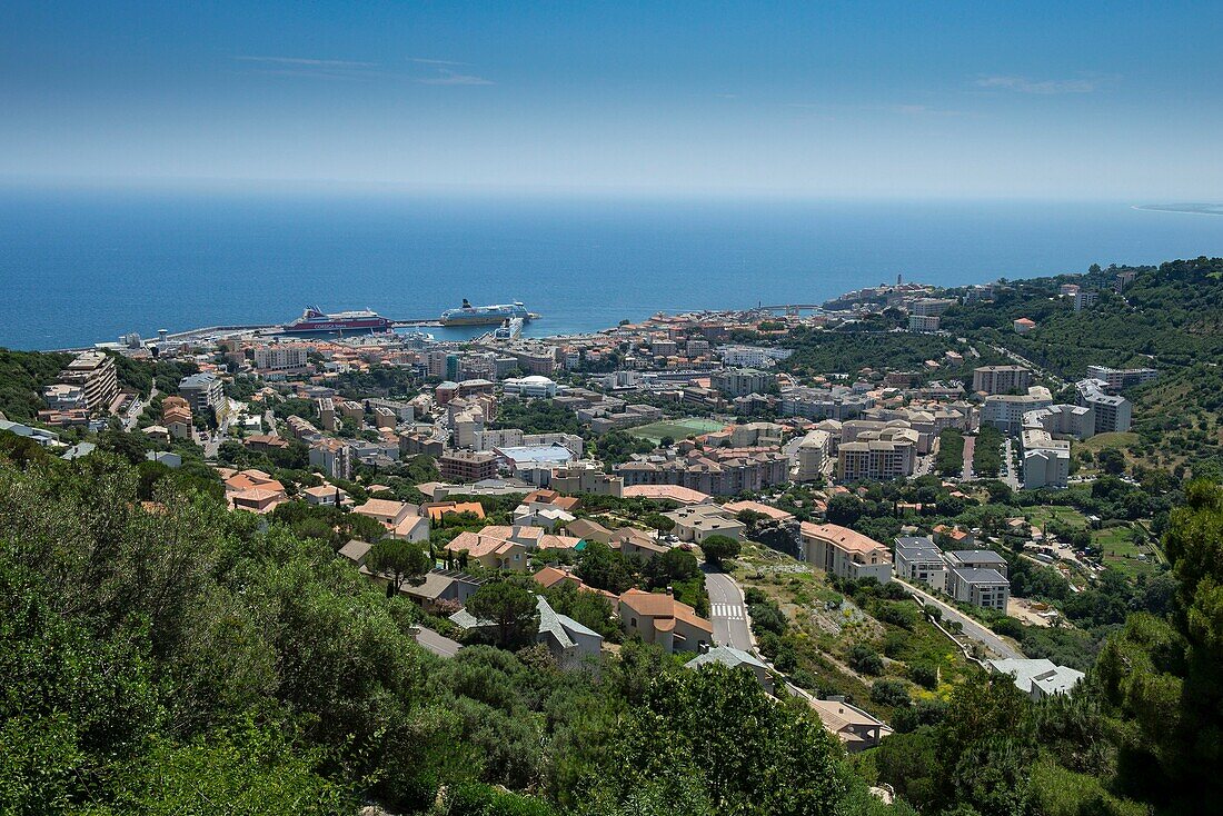 Frankreich, Haute Corse, Bastia, Gesamtansicht der Stadt vom Aussichtsturm der Kirche Saint Pancrace aus gesehen