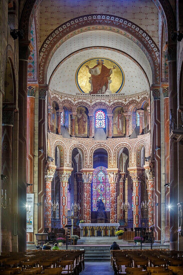 Frankreich, Puy de Dome, Issoire, römische Abtei Saint Austremoine aus dem zwölften Jahrhundert, das Gewölbe des Chors ist mit einem Christus, dem Herrn des Universums, geschmückt