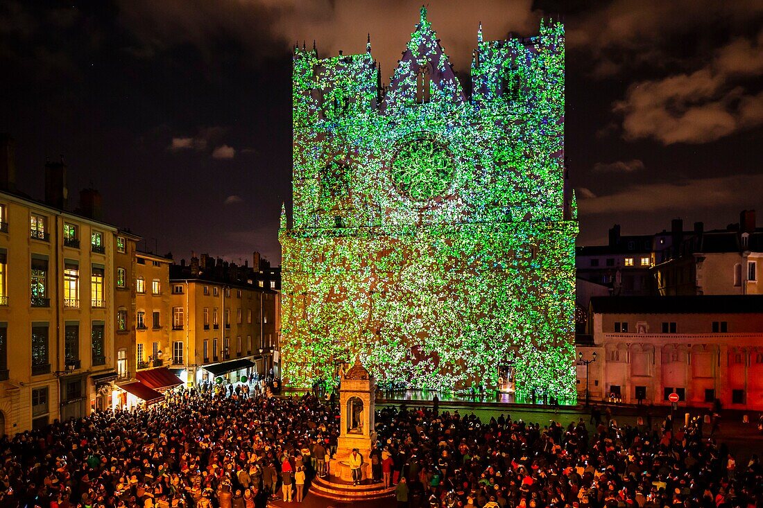 Frankreich, Rhone, Lyon, Stadtteil Vieux-Lyon, historische Stätte, die von der UNESCO zum Weltkulturerbe erklärt wurde, die Kathedrale von Lyon (Cathedrale Saint-Jean-Baptiste de Lyon) während der Fete des Lumieres (Lichtfest), Ausstellung Pigments De Lumière von Nuno Maya und Carole Purnelle