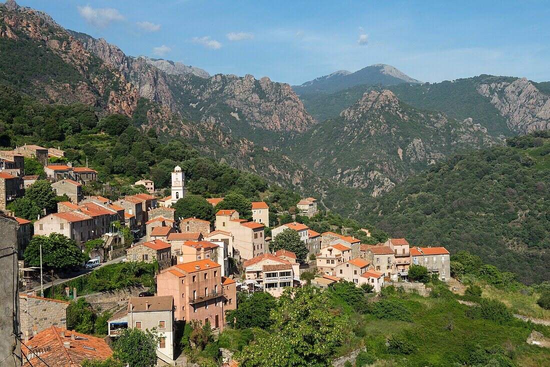 Frankreich, Corse du Sud, Porto, Golf von Porto, von der UNESCO zum Weltkulturerbe erklärt, das Dorf Ota auf einem Hügel