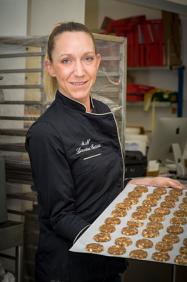 Frankreich, Haute Corse, San Giuliano, Herstellung von Haselnussspezialitäten in der Haselnusswerkstatt, hier Mürbeteiggebäck von Laurine, der Leiterin