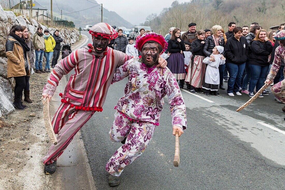 Frankreich, Pyrenees Atlantiques, Baskenland, Sainte Engrace, Die Souletine Masquerade (Xiberoko Maskarada) ist ein umherziehender Karnevalsritus, der von Dorf zu Dorf zieht
