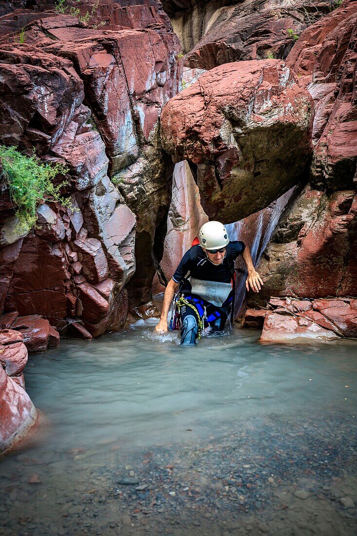 Frankreich, Alpes Maritimes, Mercantour-Nationalpark, Haut Var-Tal, Canyoning in den roten Pelitfelsen der Daluis-Schlucht