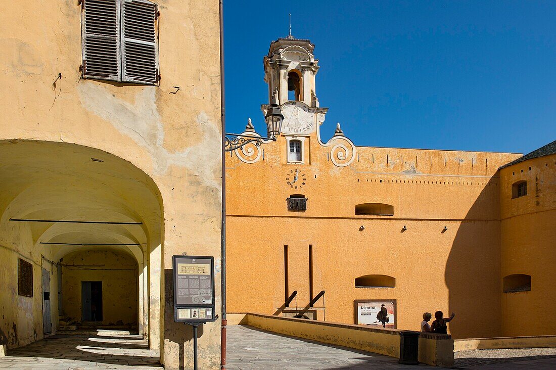 Frankreich, Haute Corse, Bastia, in der Zitadelle, der Kerkerplatz und die ockerfarbene Fassade des ehemaligen Gouverneurspalastes, heute ethnographisches Museum