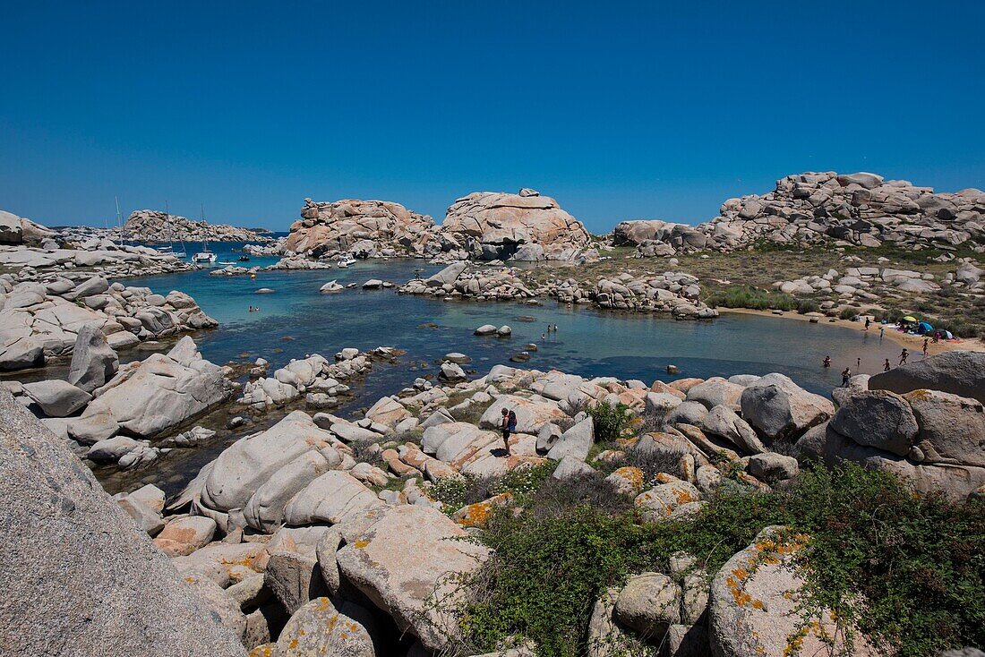 Frankreich, Corse du Sud, Bonifacio, Lavezzi-Inseln, Naturschutzgebiet der Mündung von Bonifacio, polierte Granitfelsen tragen zum Charme des Ortes bei