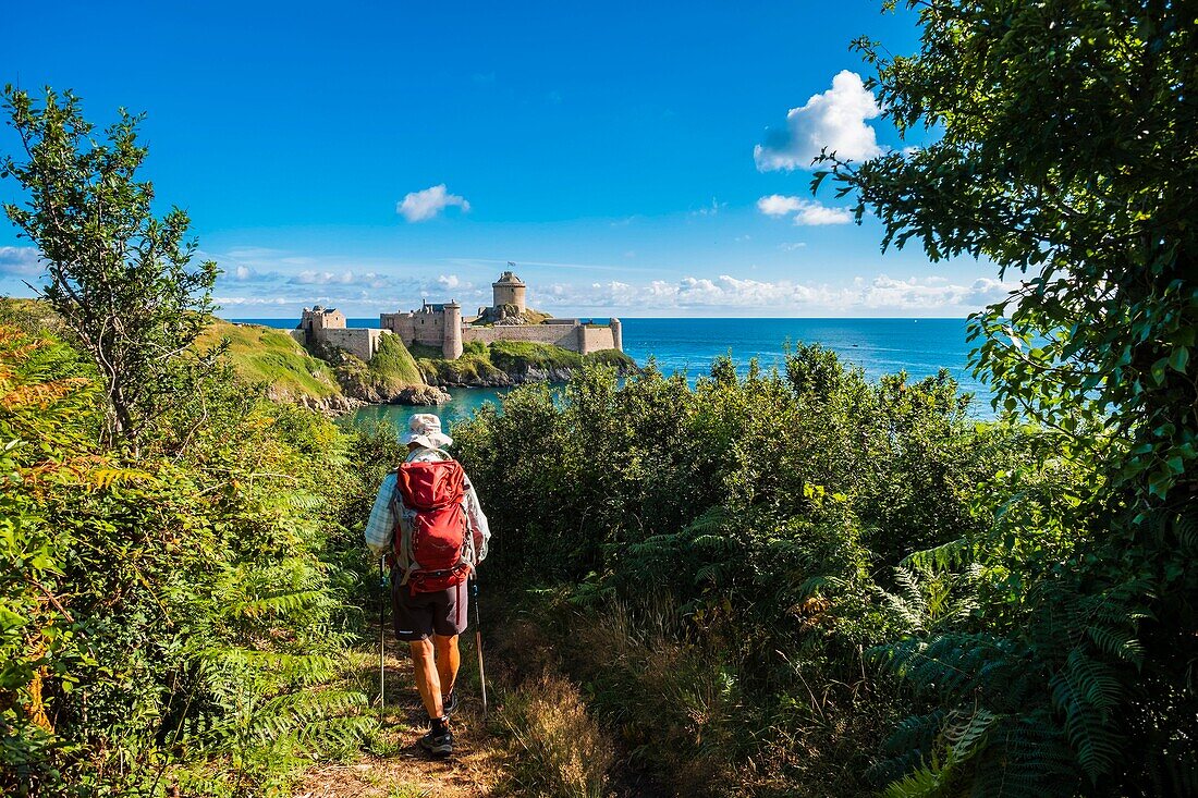 Frankreich, Cotes d'Armor, Plevenon, Wanderung auf dem Wanderweg GR 34, Fort la Latte im Hintergrund