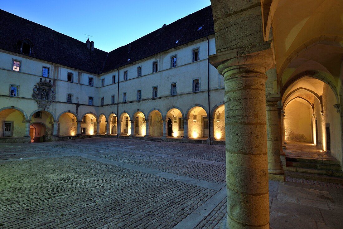 Frankreich, Jura, Poligny, Couvent des Ursulines aus dem 17. Jahrhundert, der Innenhof und der Kreuzgang