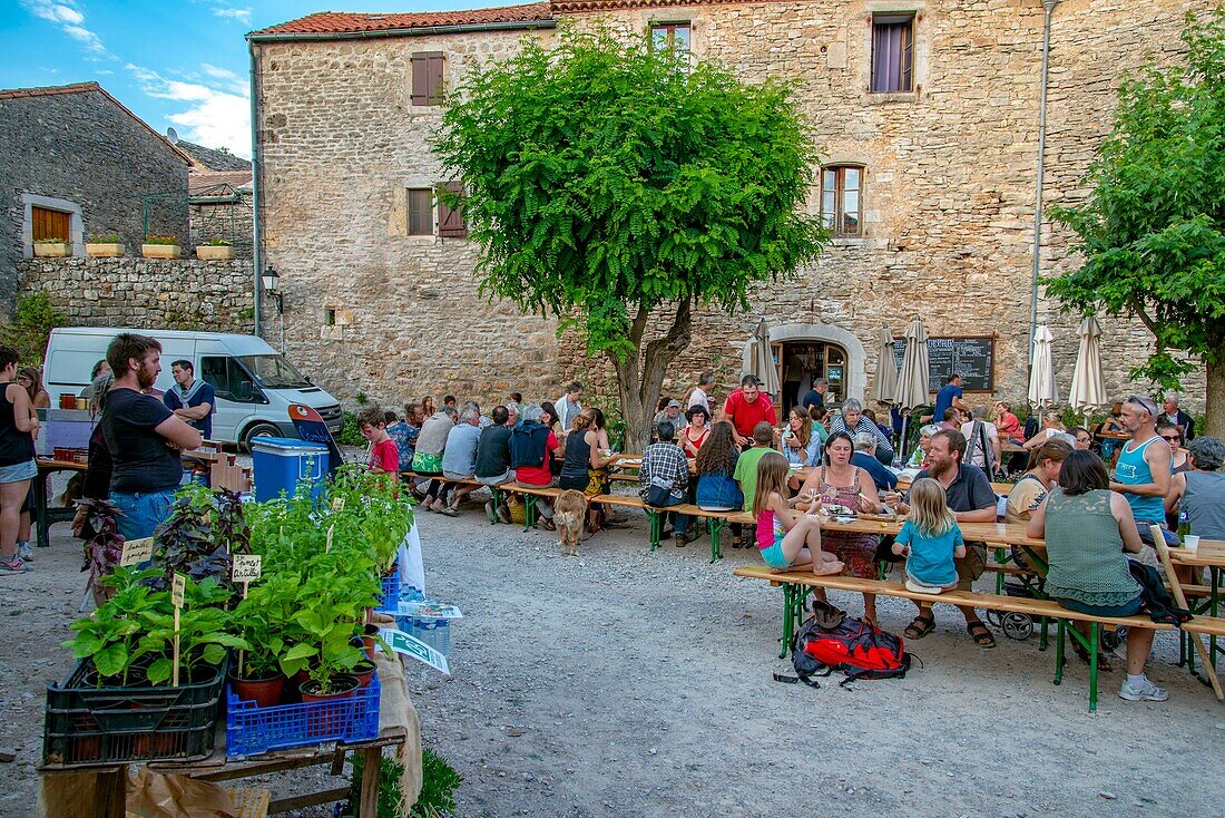 Frankreich, Aveyron, La Couvertoirade, mit dem Label Les Plus Beaux Villages de France (Die schönsten Dörfer Frankreichs), La Placette, Biomarkt auf einem Dorfplatz