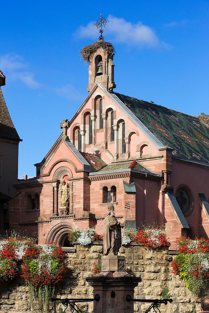 Frankreich, Haut Rhin, Route des Vins d'Alsace, Eguisheim, eines der schönsten Dörfer Frankreichs, Place du Chateau (Schlossplatz), der Brunnen mit der Statue von Papst Leo dem 9. und die Kapelle von Leo dem 9. im Hintergrund