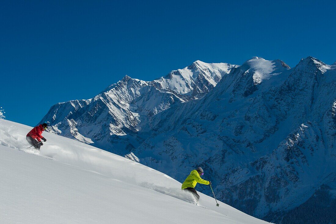 Frankreich, Haute Savoie, Massiv des Mont Blanc, die Contamines Montjoie, das Skifahren abseits der Pisten und der Gipfel des Mont Blanc