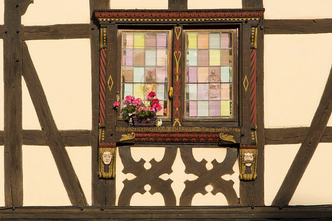 Frankreich, Haut Rhin, Route des Vins d'Alsace, Kaysersberg mit der Bezeichnung Les Plus Beaux Villages de France (Eines der schönsten Dörfer Frankreichs), Detail des Hauses Herzer von 1592
