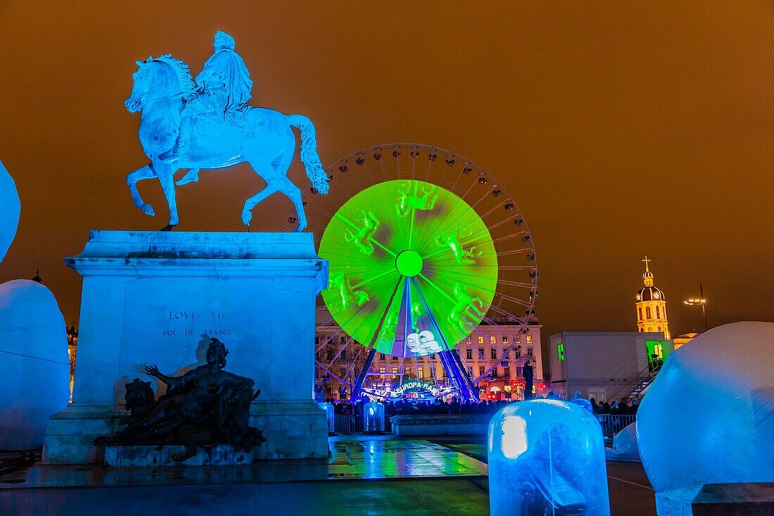 Frankreich, Rhone, Lyon, historische Stätte, die von der UNESCO zum Weltkulturerbe erklärt wurde, Reiterstandbild von Ludwig XIV. auf dem Place Bellecour während der Fete des Lumieres (Lichtfest), Ausstellung Une Petite Place Pour de Grands Reves von Moetu Battle und David Passegand