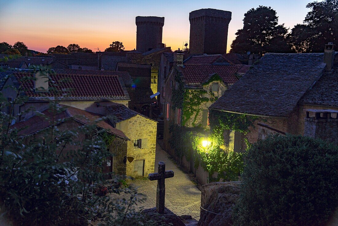 Frankreich, Aveyron, La Couvertoirade, beschriftet mit Les Plus Beaux Villages de France (Die schönsten Dörfer Frankreichs), dominante Nachtansicht eines Dorfkerns mit Touren im Hintergrund