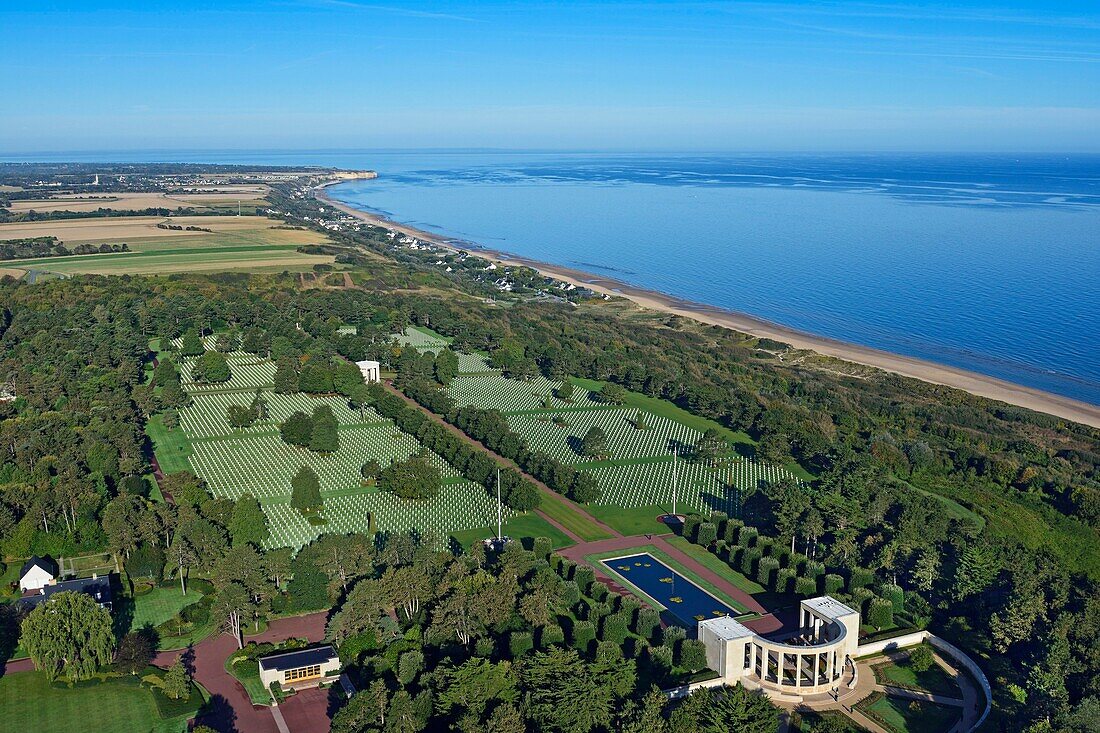 Frankreich, Calvados, Colleville sur Mer, der amerikanische Friedhof und der D-Day-Landungsstrand von Omaha Beach (Luftaufnahme)