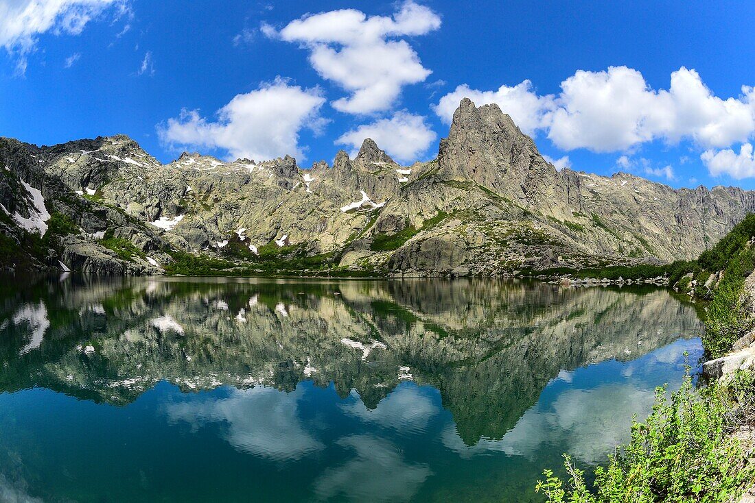 Frankreich, Haute Corse, Corte, Restonica-Tal, im Regionalen Naturpark Melo-See und von links nach rechts, die Gipfel der 7 Seen, Capitello und Lombardiccio