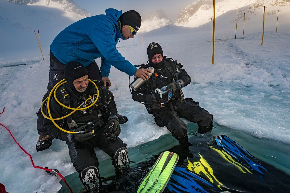 France, Isère (38), Belledonne, Chamrousse, Robert Lakes, a team of divers is about to dive under the ice - Dive Xtreme