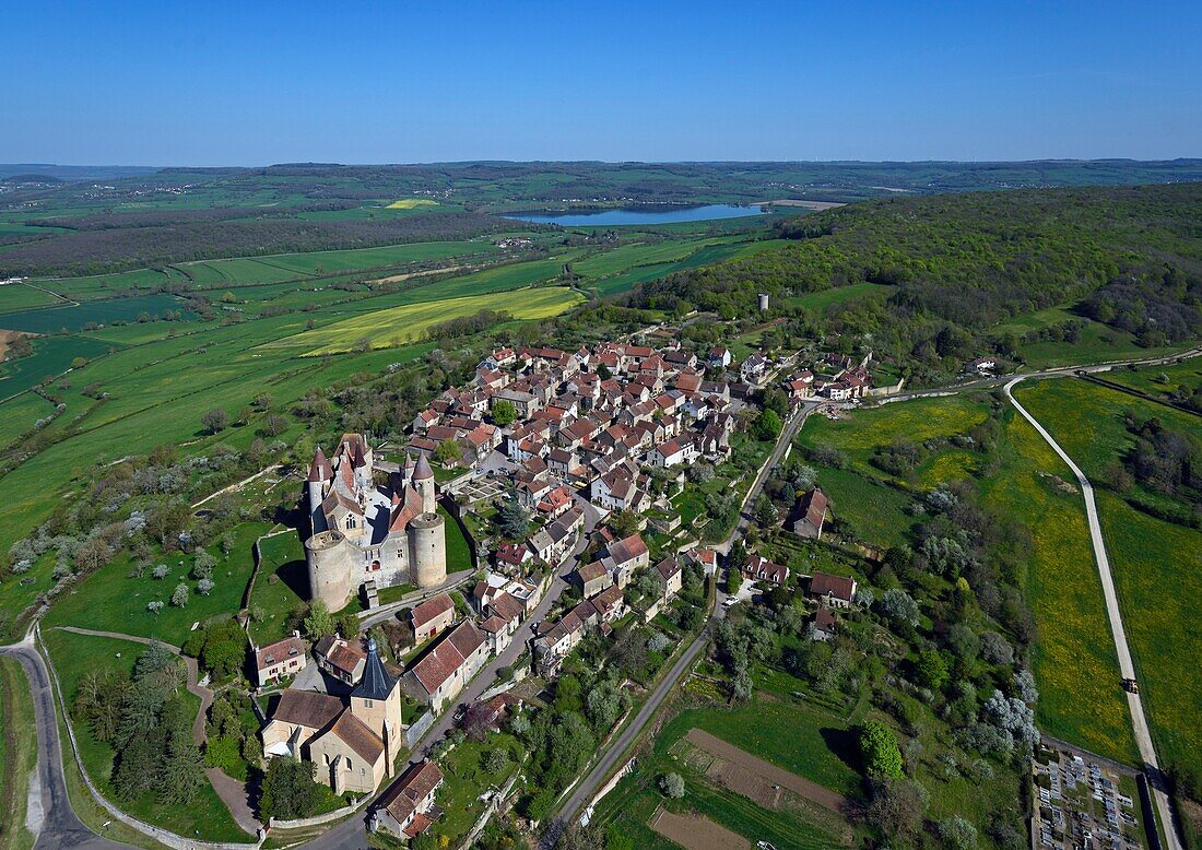 Frankreich, Cote d'Or, Châteauneuf en Auxois mit der Aufschrift Les Plus Beaux Villages de France (Die schönsten Dörfer Frankreichs) (Luftaufnahme)