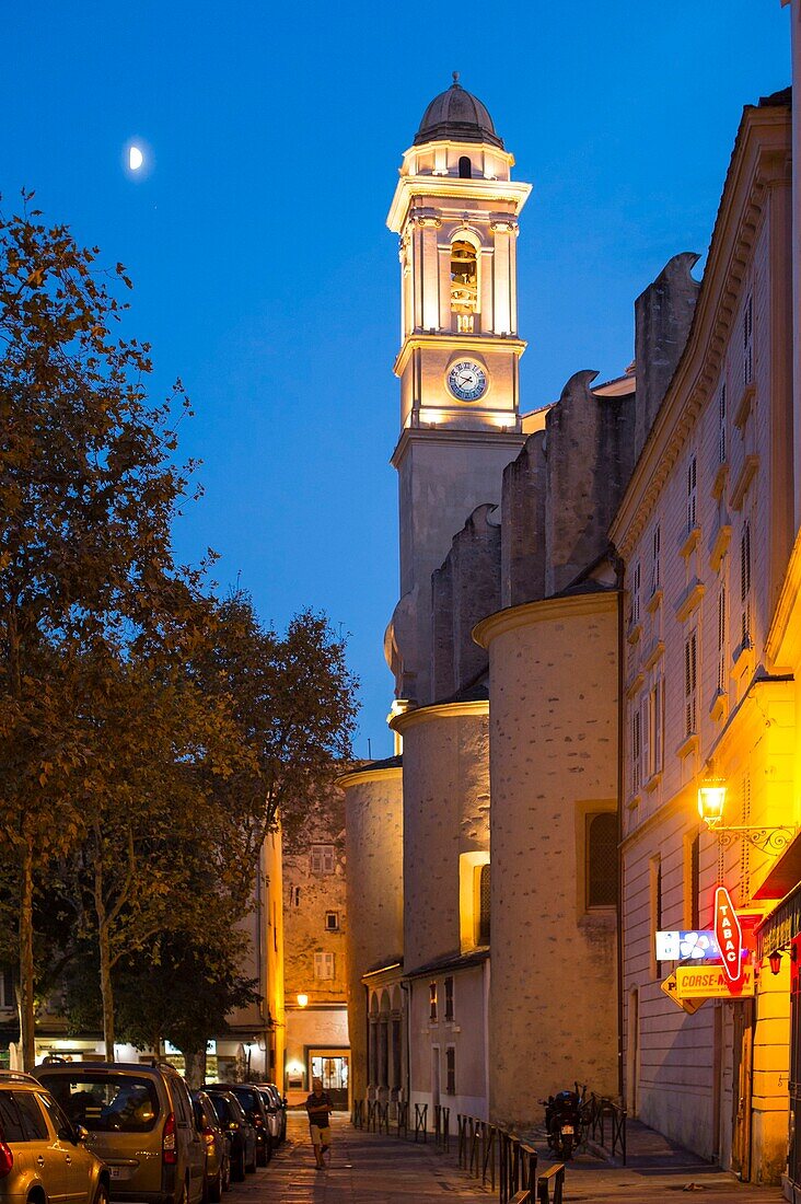 Frankreich, Haute Corse, Bastia, am alten Hafen, die beleuchtete Kirche St. Johannes der Täufer in der Abenddämmerung, gesehen vom Rathausplatz oder dem Markt