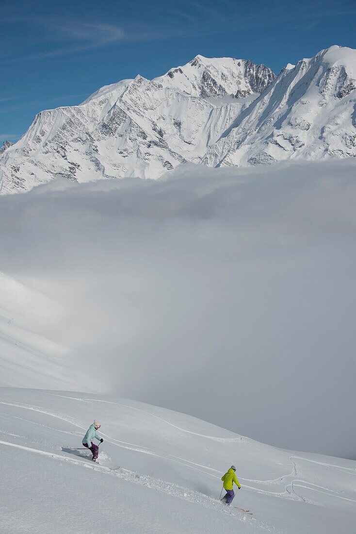 Frankreich, Haute Savoie, Massiv des Mont Blanc, die Contamines Montjoie, der Ski auf den Spuren der Nadel Croche über dem Wolkenmeer und den Gipfeln des Massivs des Mont Blanc