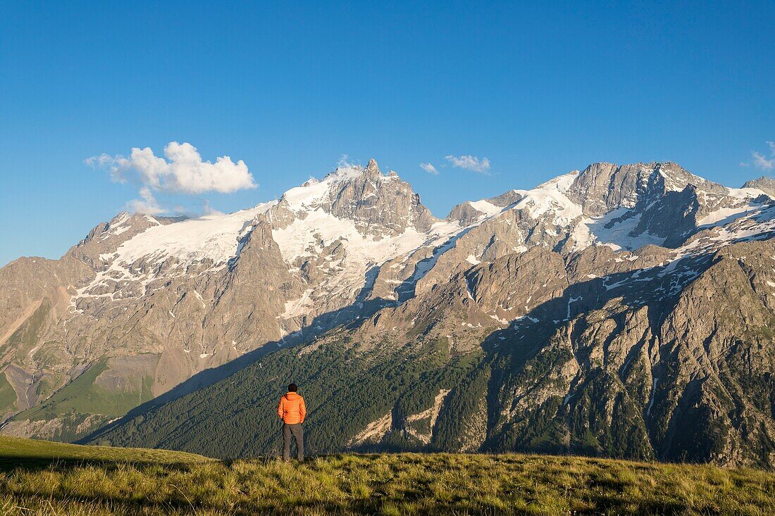 Frankreich, Hautes Alpes, Nationalpark Ecrins, in der Mitte der Grand Pic de La Meije (3983m), rechts der Rake (3809m) vom Plateau von Emparis aus gesehen