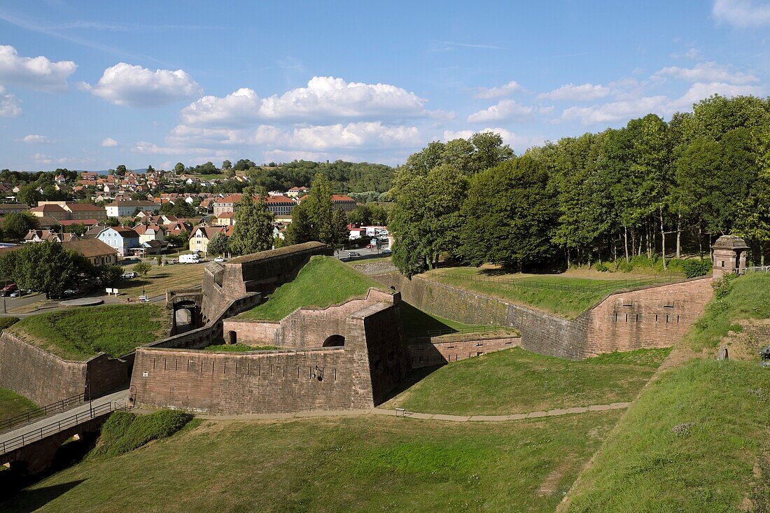 Frankreich, Territoire de Belfort , Belfort, die von Vauban nach 1687 erbaute und von General Haxo 1817 umgebaute Zitadelle, die Demi Lune 26 und die Porte de Brisach, Wachturm