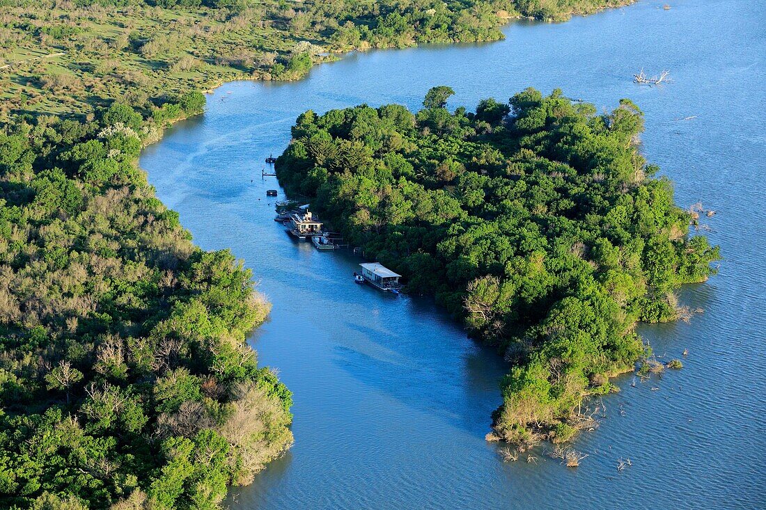 Frankreich, Bouches du Rhone, Regionaler Naturpark der Camargue, Arles, Salin de Giraud, Insel in der Rhone, in der Nähe des Deichs von La Palissade (Luftaufnahme)