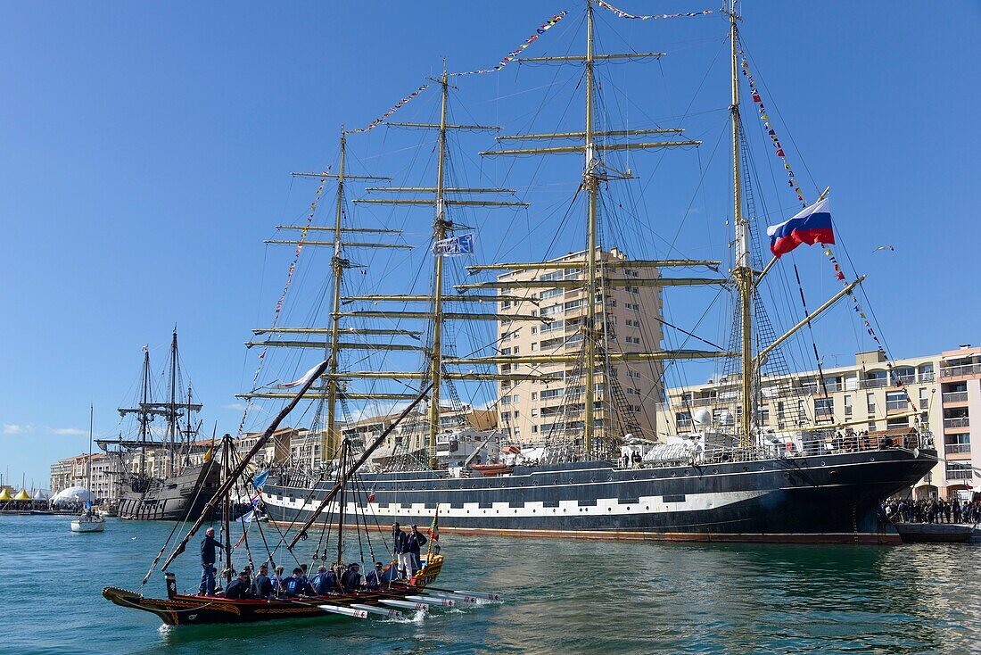 Frankreich, Herault, Sete, Escale a Sete Festival, Fest der maritimen Traditionen, kroatisches Traditionsschiff mit dem Segelschiff Kruzensthern im Hintergrund