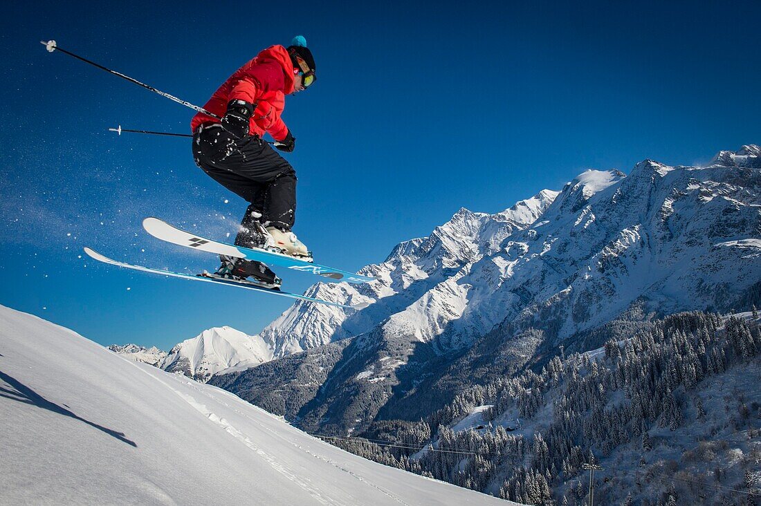 Frankreich, Haute Savoie, Massiv des Mont Blanc, die Contamines Montjoie, der Sprung im Off-Piste Skifahren außerhalb der Skipisten