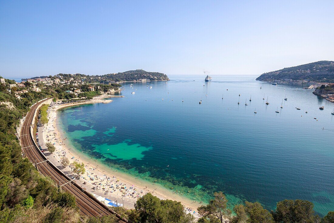 Frankreich, Alpes Maritimes, Villefranche sur Mer, der Strand und die Bucht von Villefranche sur Mer